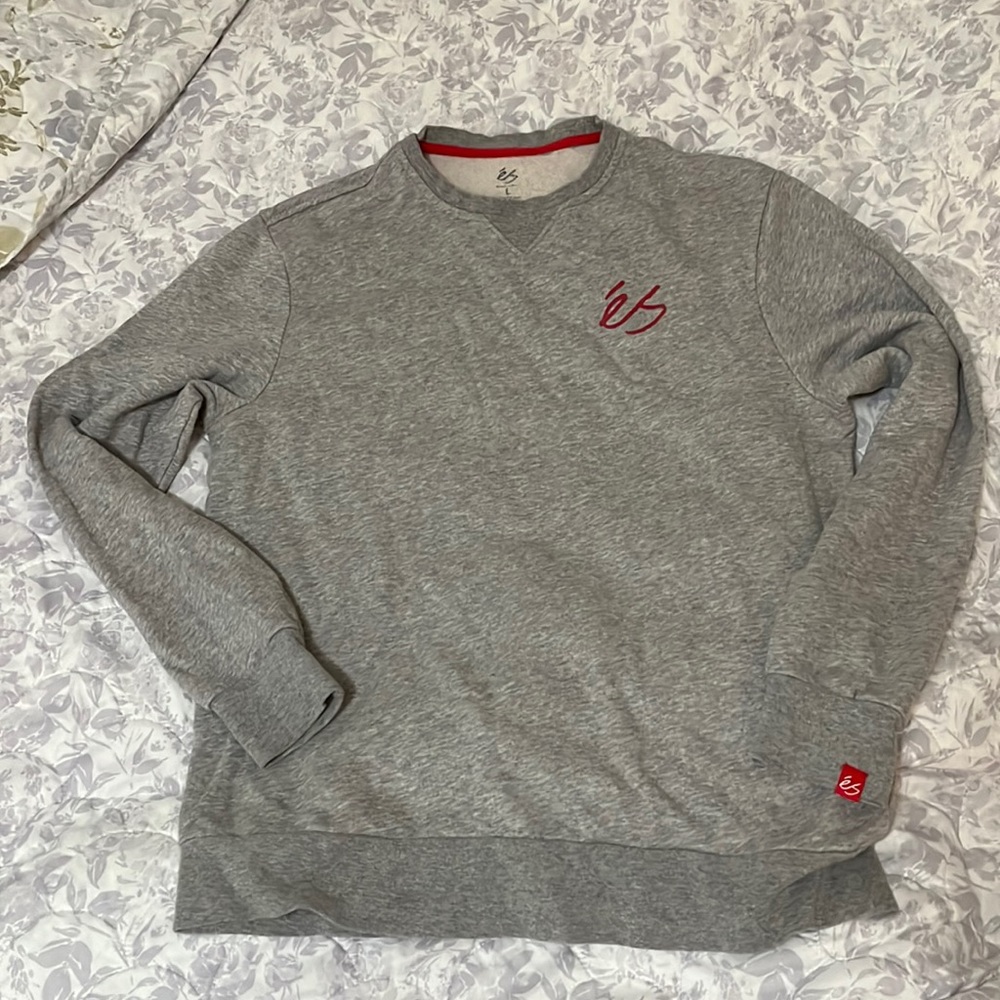 RARE eS crewneck sweatshirt. 44”in Chest